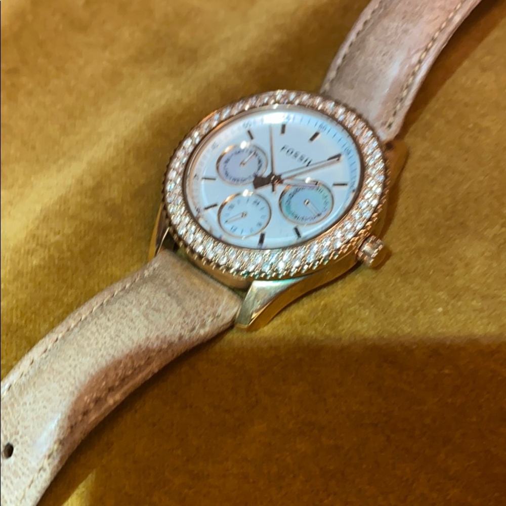 Great condition rose gold leather Fossil watch - Picture 3 of 8